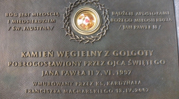  Tablica z kamieniem węgielnym bazyliki w Krakowie-Łagiewnikach pobłogosławionym przez papieża Jana Pawła II.  