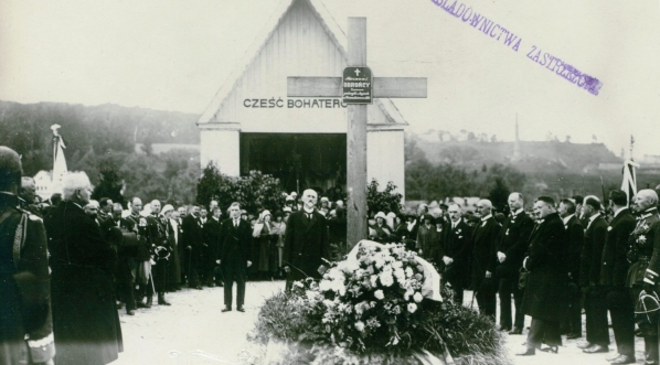  Prezydent Stanisław Wojciechowski składający wieniec na Grobie Nieznanego Żołnierza we Lwowie 6.09.1924 r.  