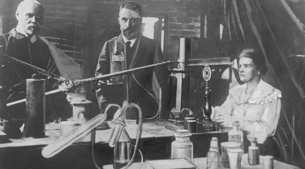  Maria Skłodowska-Curie i jej mąż  Pierre w laboratorium w Paryżu, lata 1910-1926.  