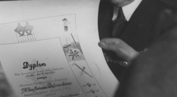  Uroczystość wręczenia Marianowi Dąbrowskiemu dyplomu członka honorowego Związku Górali w Zakopanem, luty 1939 roku.  