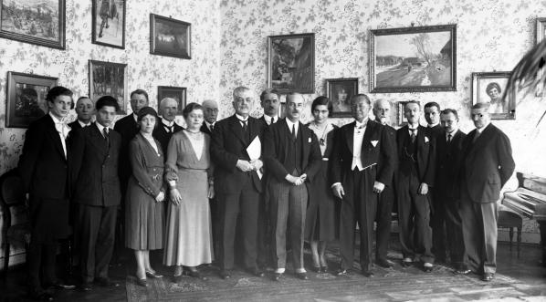  Dekoracja orderami węgierskimi naczelnego redaktora "Ilustrowanego Kuriera Codziennego"  Mariana Dąbrowskiego i naczelnego redaktora "Czasu" Antoniego Beaupre w salonie konsulatu węgierskiego w Krakowie, kwiecień 1934 roku.  