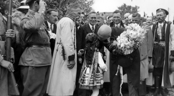  Uroczystość ofiarowania premierowi Waleremu Sławkowi zagrody w Racławicach, lipiec 1935 roku.  