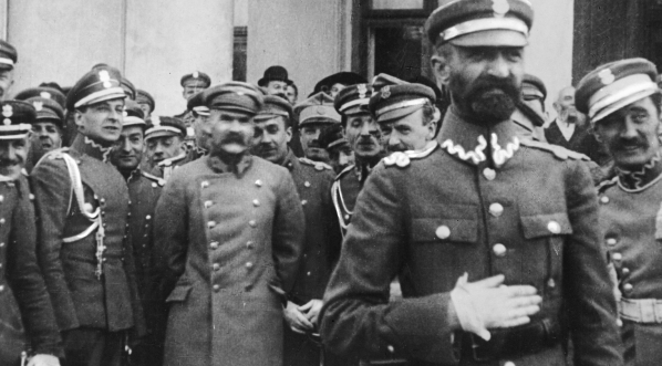  Naczelnik Państwa Józef Piłsudski ze swoimi współpracownikami, Warszawa lata 1919-1920.  