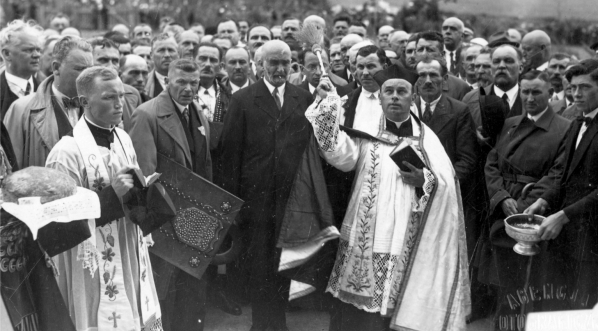  Uroczystość ofiarowania premierowi Waleremu Sławkowi zagrody w Racławicach, lipiec 1935 roku.  