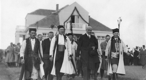  Uroczystość ofiarowania premierowi Waleremu Sławkowi zagrody w Racławicach, lipiec 1935 roku.  