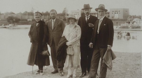  Lucyna Kotarbińska, Karol Irzykowski, Jan Lorentowicz i dwie niezidentyfikowane osoby podczas spaceru w Truskawcu.  