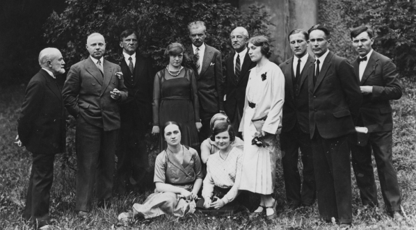  Fotografia grupowa profesorów i dyplomowanych studentów Szkoły Sztuk Pięknych wydziału pedagogicznego, Warszawa, czerwiec 1931 r.  