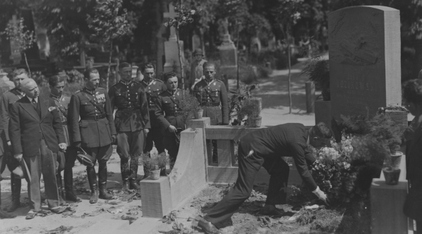  Złożenie wieńca przez grupę oficerów lotnictwa na grobie mjr. Ludwika Idzikowskiego  na Powązkach w Warszawie, 21.05.1932 r.  