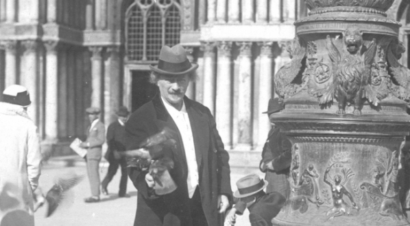  Kompozytor i pianista Ignacy Jan Paderewski podczas pobytu w Wenecji w 1925 roku.  