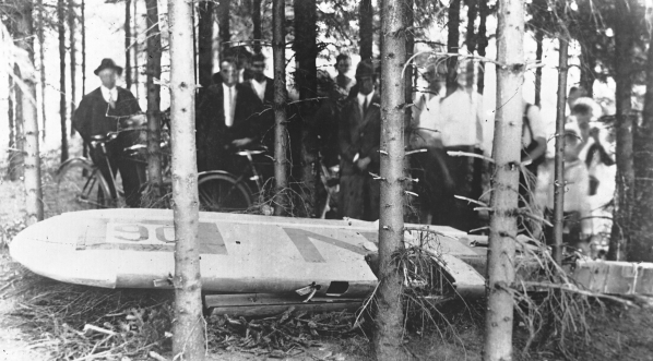  Katastrofa samolotowa pod Cierlickiem Górnym koło Cieszyna, w której zginęli porucznik Franciszek Żwirko i inż. Stanisław Wigura, 11.09.1932 r.  