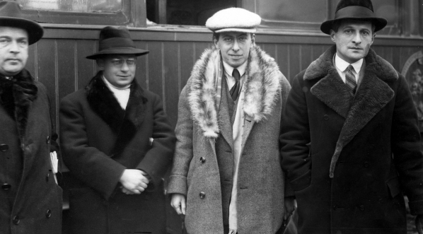  Ilja Erenburg w towarzystwie Juliana Tuwima na dworcu warszawskim.  