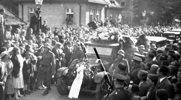  Uroczystości pogrzebowe w Cieszynie Franciszka Żwirki i Stanisława Wigury, którzy zginęli w katastrofie samolotu RWD-6 pod Cierlickiem Górnym w Czechosłowacji we wrześniu 1932 roku.  