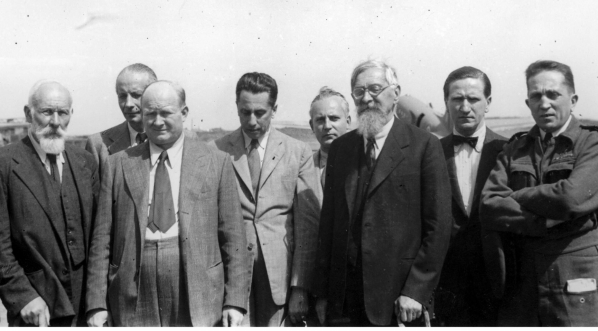  Pożegnanie premiera Stanisława Mikołajczyka przed odlotem do Moskwy w październiku 1944 roku.  