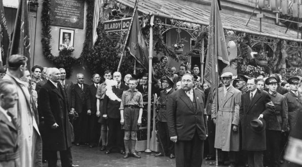  Odsłonięcie tablicy pamiątkowej ku czci Tadeusza Dzierzbickiego, wmurowanej w ścianę domu przy ulicy Miodowej 6 w Warszawie w maju 1938 roku.  