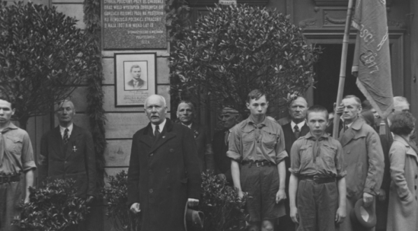  Uroczystośąć odsłonięcia tablicy ku czci Henryka Barona, robotnika warszawskiego, działacza PPS, wmurowanej w ścianę domu przy ulicy Grzybowskiej 68a w Warszawie w maju 1938 roku.  