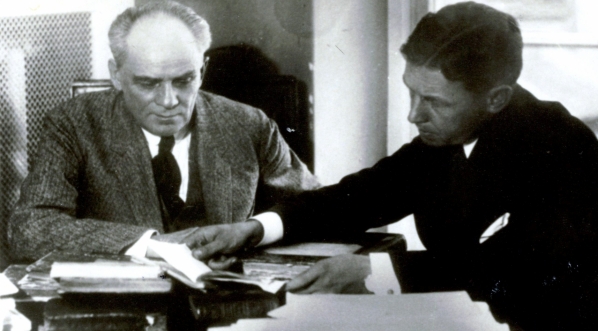  Stefan Żeromski i Juliusz Osterwa przy omawianiu tekstu sztuki "Uciekła mi przepióreczka".  
