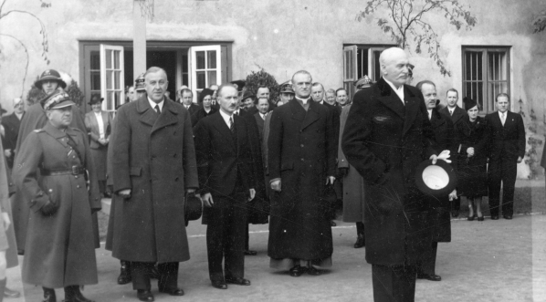  Uroczystość poświęcenia nowego osiedla Towarzystwa Przyjaciół Dzieci Ulicy w Warszawie z udziałem prezydenta RP Ignacego Mościckiego, 20.10.1938 r.  