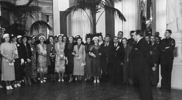  Członkowie Związku Narodowego Polskiego w Ameryce na wycieczce w Warszawie w lipcu 1937 roku.  