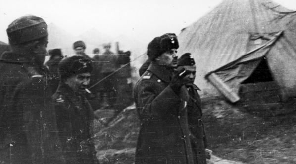  Gen. Władysław Anders dokonuje inspekcji oddziałów Armii Polskiej w ZSRR.  