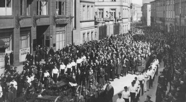 Pogrzeb Adama Skwarczyńskiego, założyciela Organizacji Pracy Obywatelskiej Młodzieży "Straż Przednia" 4.04.1934 r.  