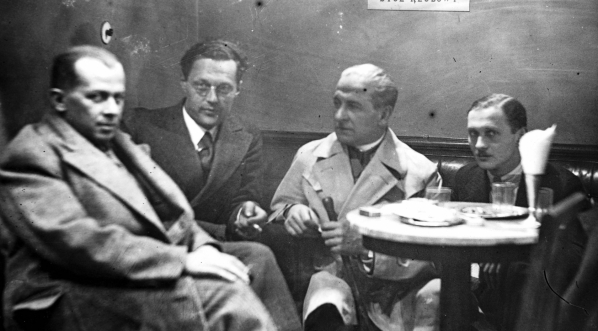  Ferdynand Goetel, Kazimierz Wierzyński, pułkownik Bolesław Wieniawa-Długoszowski, Mieczysławski w jednej z warszawskich cukierni w kwietniu 1931 roku.  