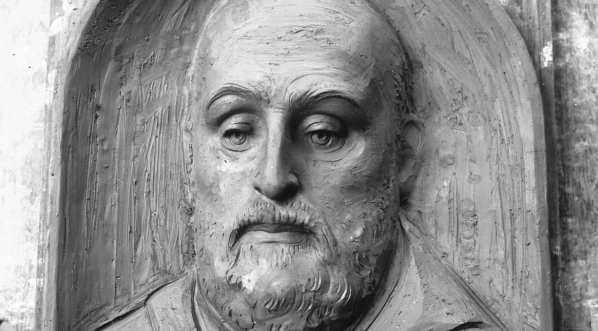  Płaskorzeźba dłuta artysty rzeźbiarza Karola Hukana przedstawiająca Brata Alberta.  