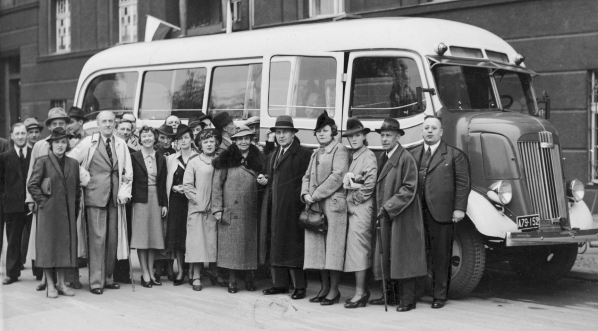  Zespół artystów Teatru Miejskiego im. Stanisława Wyspiańskiego w Katowicach w 1939 roku.  