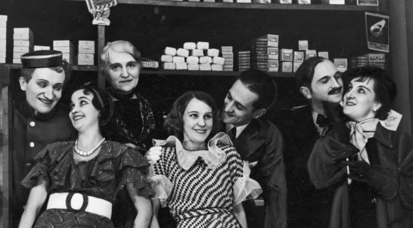  Przedstawienie "Trafika Pani Generałowej" Laszlo Bus-Feketego w Teatrze Nowym im. Heleny Modrzejewskiej w Poznaniu w 1935 roku.  