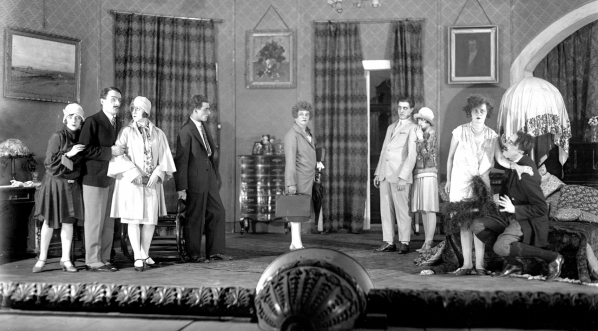  Przedstawienie "Fura słomy" Zygmunta Kaweckiego na scenia Teatru im. Juliusza Słowackiego w Krakowie w październiku 1927 roku.  