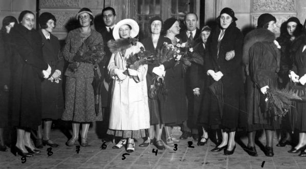  Grupa literatek i publicystek polskich na dworcu w Belgradzie.  