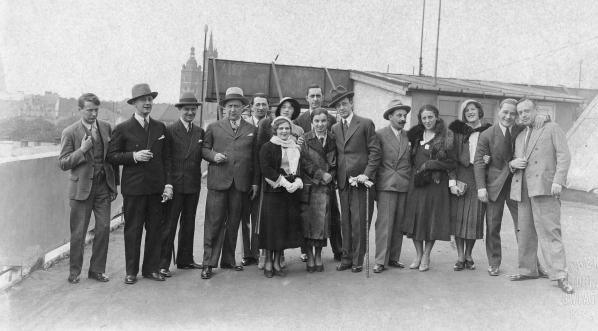  Zespół warszawskiego kabaretu "Qui Pro Quo" podczas pobytu w Krakowie w maju 1931 roku.  