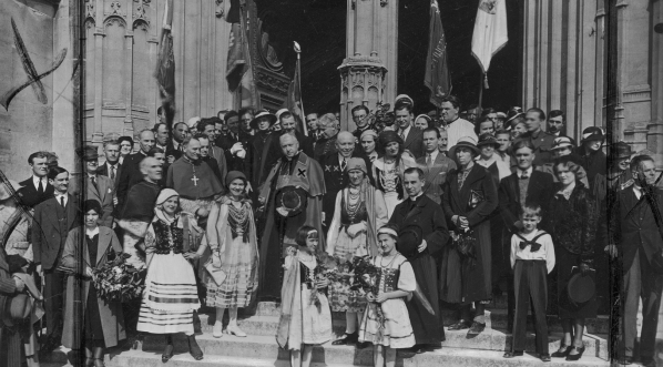 Doroczna pielgrzymka stowarzyszeń polskich i francuskich do grobów polskich emigrantów na polski cmentarz Les Champeaux w Montmorency w maju 1934 roku.  