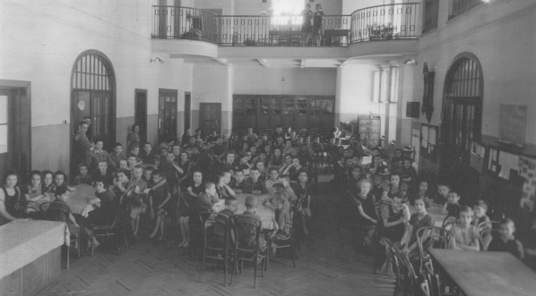  Dzieci w Domu Sierot w Warszawie w maju 1940 roku.  