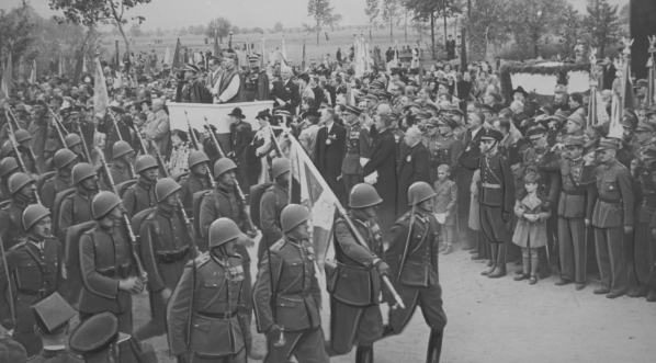  Uroczystość odsłonięcia pomnika księdza Ignacego Skorupki w Ossowie podczas Święta Pułkowego 36. pułku piechoty Legii Akademickiej 4.06.1939 r.  