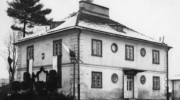  Domek letni, w którym mieszkał Gabriel Narutowicz w Łazienkach Królewskich w Warszawie.  