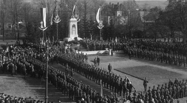  Uroczystość odsłonięcia pomnika Gabriela Narutowicza na placu Blichowym w Bielsku 28.10.1928 r.  