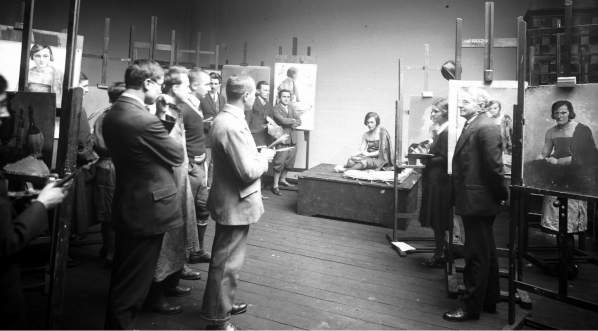  Studenci podczas zajęć w Akademii Sztuk Pięknych w Krakowie w lutym 1928 roku.  