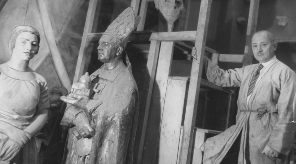  Artysta malarz i rzeźbiarz Xawery Dunikowski w swojej pracowni w 1933 roku.  