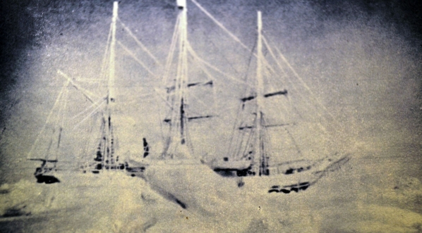  "Belgica" uwięziona w lodzie.  