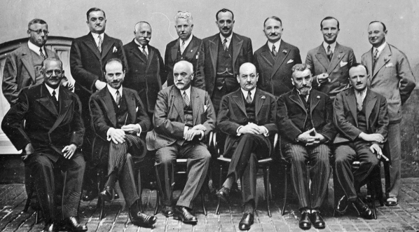  Komisja rzeczoznawców finansowych dla rozpatrywania problemów finansowych i polityczno-walutowych związanych z projektem Konfederacji Naddunajskiej w Monachium w maju 1932 roku.  