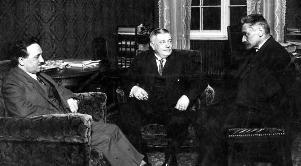  Spotkanie ministra skarbu Gabriela Czechowicza z wicedyrektorem Banku Polskiego Feliksem Młynarskim i profesorem Uniwersytetu Jagiellońskiego Adamem Krzyżanowski, Warszawa 31.03.1927 r.  