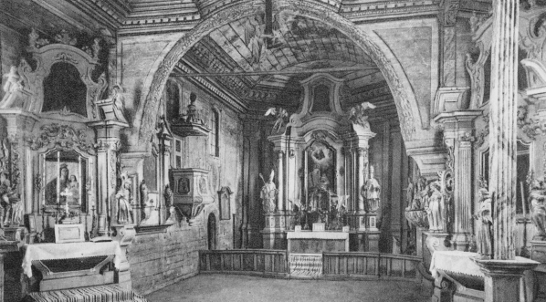  Wnętrze starego drewnianego kościoła św. Marii Magdaleny w Rabce - Muzeum im. Władysława Orkana.  
