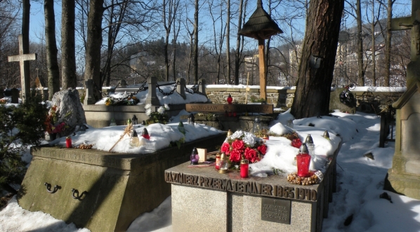  Cmentarz Zasłużonych na Pęksowym Brzyzku z Zakopanem.  