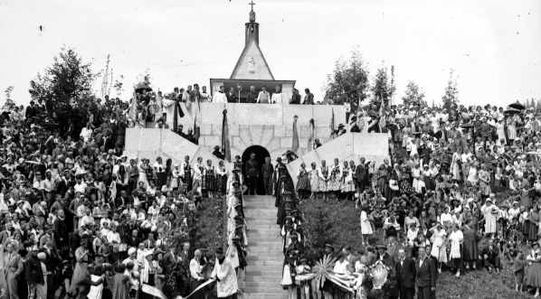  Uroczystość przeniesienia zwłok Jana Kasprowicza z cmentarza w Zakopanem do grobowca - mauzoleum na Herendzie w sierpniu 1933 roku.  