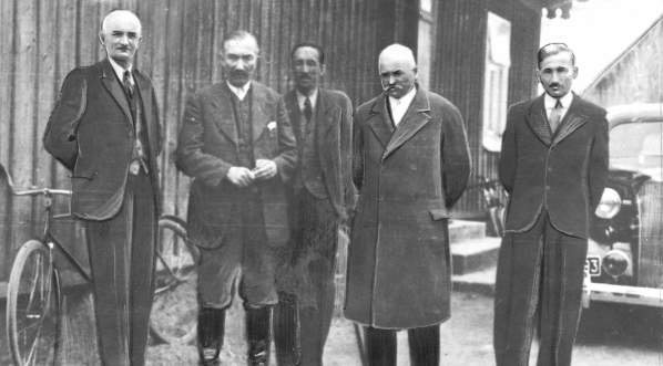  Prezes Stronnictwa Ludowego Wincenty Witos w towarzystwie działaczy ruchu ludowego w Wierzchosławicach.  