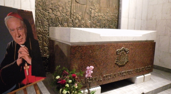  Sarkofag Kardynała Stefana Wyszyńskiego prymasa Polski w jego kaplicy w archikatedrze św. Jana  Chrzciciela w Warszawie.  