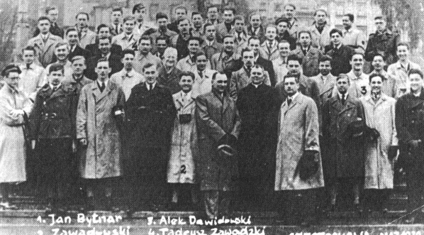  Przedmaturalna pielgrzymka klasy Rudego, Alka i Zośki na Jasną Górę w maju 1939.  