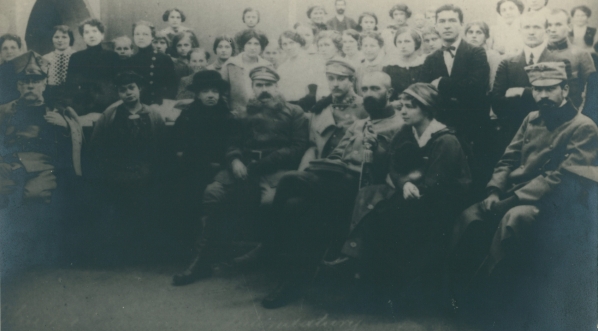  "Jen. Piłsudski w pracowni intendentury Legionów w Zakopanem."  