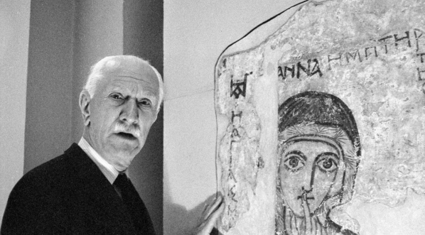  Kazimierz Michałowski na tle malowideł z Faras, Muzeum Narodowe w Warszawie.  