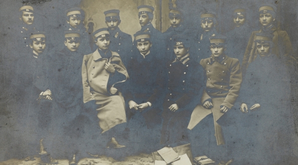  Wacław Borowy ze szkolnymi kolegami w 1906 roku.  